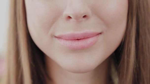 Gyönyörű portré egy lányról smink után egy szépségszalonban. — Stock videók