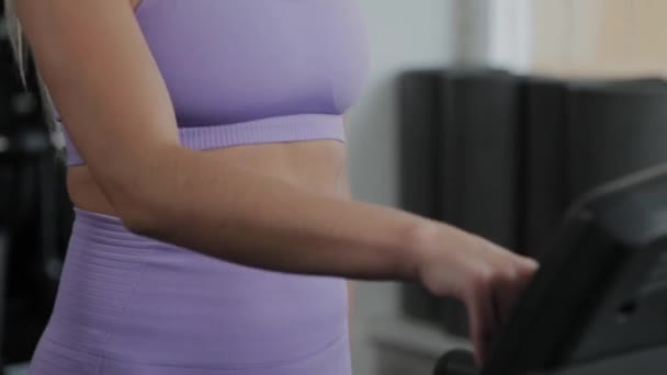 아름다운 몸매를 가진 운동 선수 여자가 러닝 머신에서 훈련하고 있습니다. — 비디오