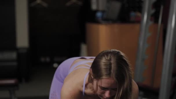 Atletisk kvinna med en vacker figur sträcker sig innan träning. — Stockvideo