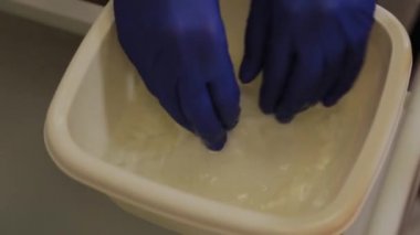 Profesyonel güzellik uzmanı yüz temizleyicileri nemlendiriyor..