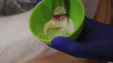 Profesyonel güzellik uzmanı yüz maskesi hazırlar..