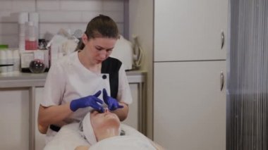 Profesyonel kadına yüz masajı yaptırır..