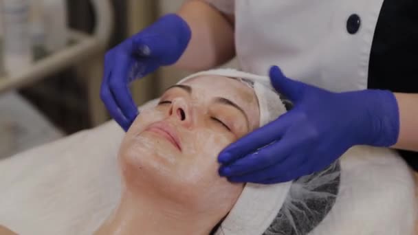 Professionnel fait femme visage massage . — Video