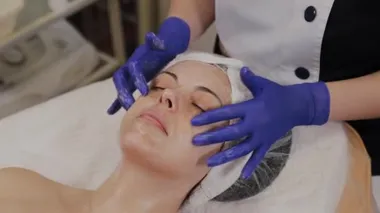 Profesyonel kadına yüz masajı yaptırır..
