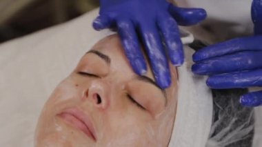 Profesyonel kadına yüz masajı yaptırır..