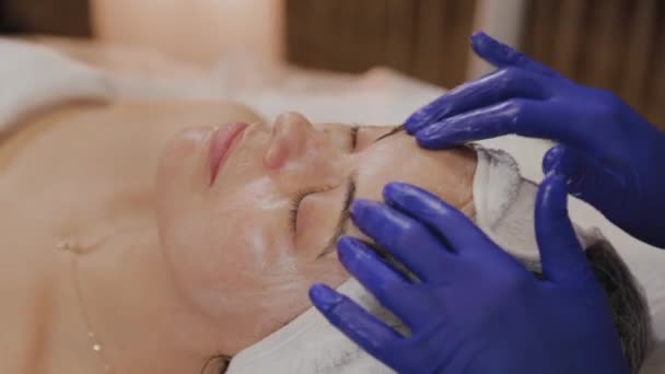 Професійний робить жінку масажем обличчя . — стокове відео