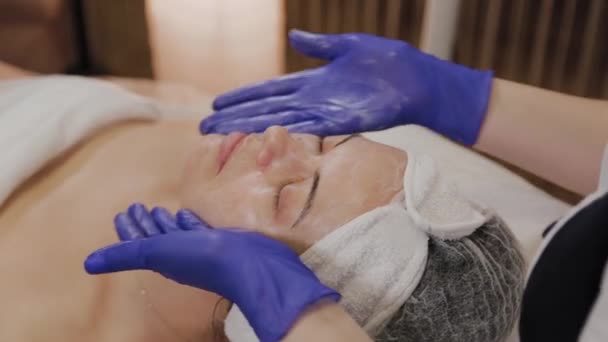 Professional makes woman face massage. — Stock Video