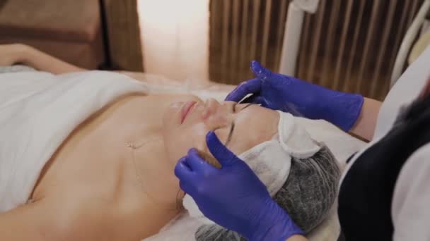 Profesional hace mujer masaje facial . — Vídeos de Stock