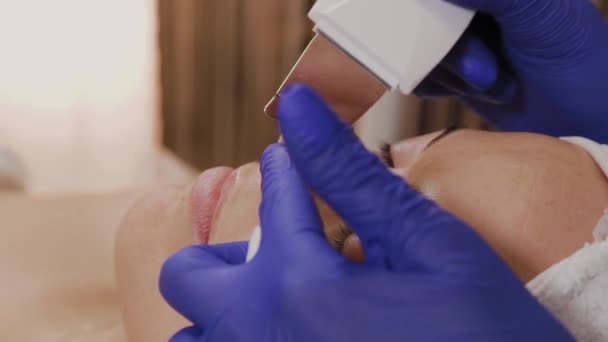 전문 미용사는 중년 여성을 위해 초음파 얼굴 청소를 한다. — 비디오