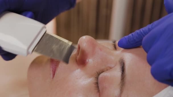 Esteticista profesional hace limpieza facial ultrasónica para mujer de mediana edad . — Vídeos de Stock