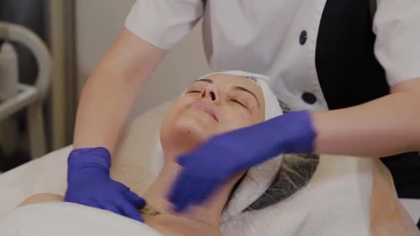 Professionale fa massaggio viso donna . — Video Stock