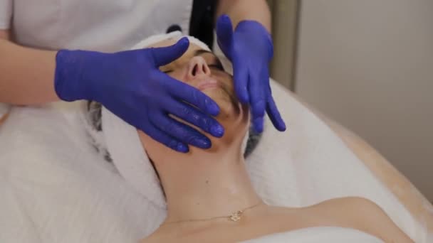 Professionnel fait femme visage massage . — Video