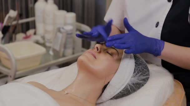 Professionele maakt vrouw gezicht massage. — Stockvideo