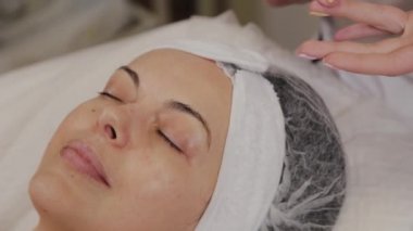 Profesyonel kadına yüz masajı yaptırır..