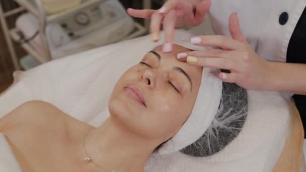 Professional makes woman face massage. — Stock Video