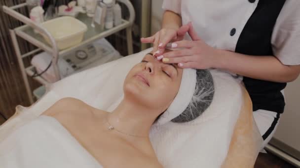 Professional makes woman face massage. — Stock Video