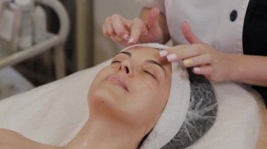 Profesyonel kadına yüz masajı yaptırır..