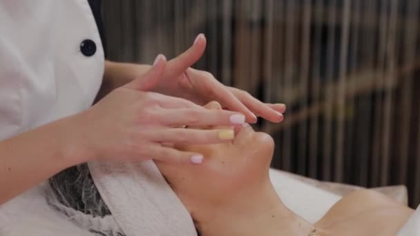 Profesional hace mujer masaje facial . — Vídeo de stock