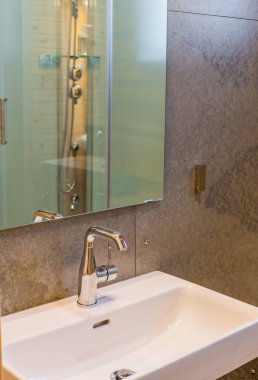 Tuvalette lavabo var. Modern iç tasarım.