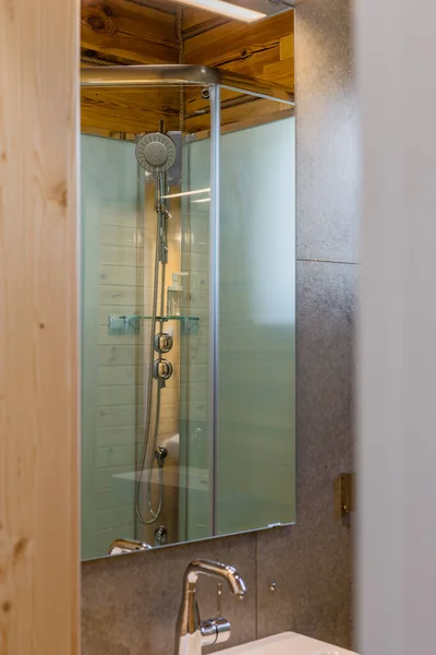 Details einer modernen Duschkabine in einer Badewanne. — Stockfoto