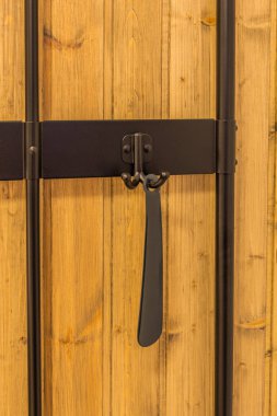 Anahtarlar ve bir ayakkabı boynuzu koridorda kanca asmak.