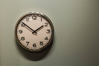 Boyalı bir duvarda modern kuvars saat.