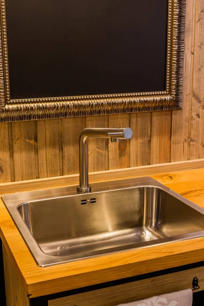 Modern sink in a wooden kitchen in the interior. — Stock Photo, Image