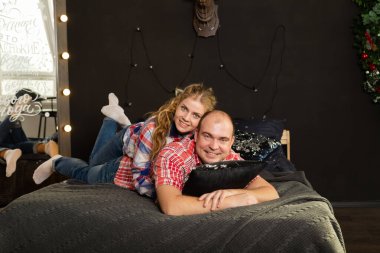 Noel yatağında birbirine aşık güzel bir çift. Yeni Yıl 2020.