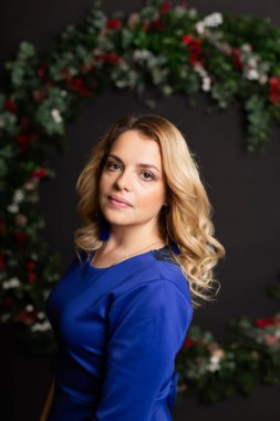 Yeni yıl arifesinde güzel bir kadın. Noel Arifesi.