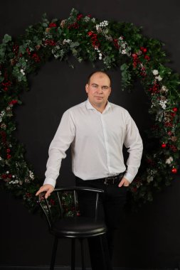 Yeni yılı süsleyen yakışıklı adam. Yeni Yıl 2020.