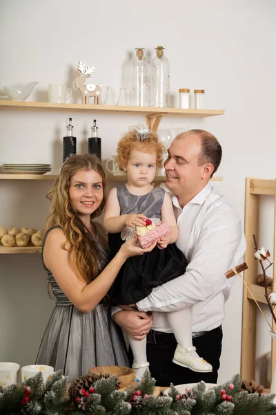 Счастливая семья с ребенком на кухне в Новый год . — стоковое фото
