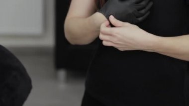 Güzellik salonundaki profesyonel güzellik uzmanı ameliyattan önce eldiven takıyor..