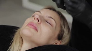 Güzellik salonunda profesyonel güzellik uzmanı. Güzellik uzmanı kirpik temizler..