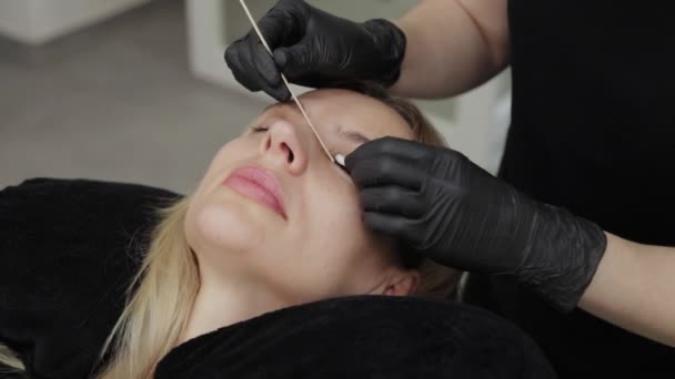 Professionell kosmetolog i skönhetssalong. Vackra gör ögonfransar rengöring. — Stockvideo