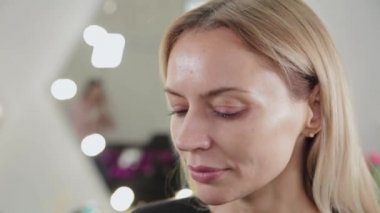 Güzellik salonunda güzel bir kadın portresi.