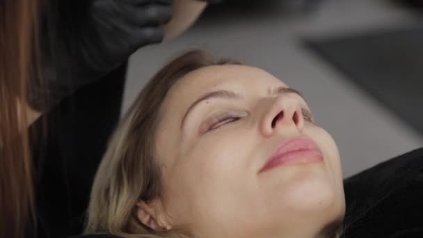 美容院的专业美容师进行睫毛层压法. — 图库视频影像