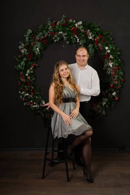 Mutlu çift yeni yıl dekorasyonu. Mutlu Noeller 2020.