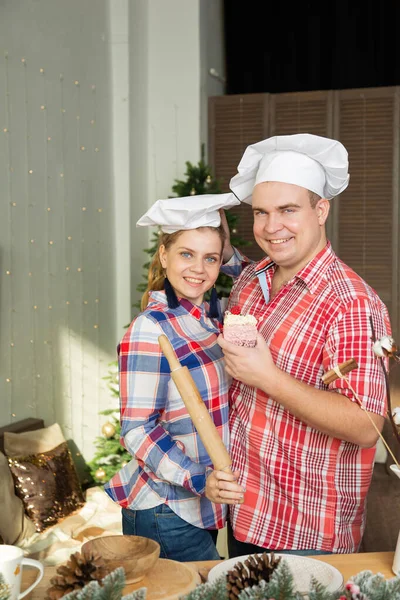 Beau couple heureux amoureux à la cuisine de Noël dans la nouvelle année 2020 . — Photo