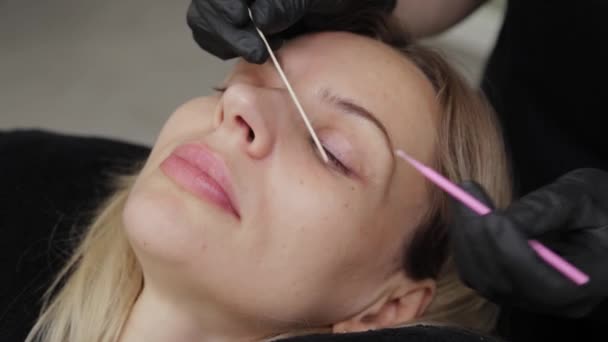 Esteticista profesional en salón de belleza. esteticista hace limpieza de pestañas . — Vídeos de Stock