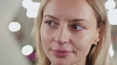 Güzellik salonunda güzel bir kadın portresi.