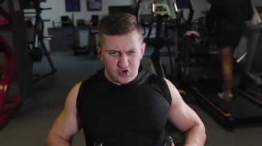 Güçlü atlet kaldırma egzersizini bir blokta yapıyor..