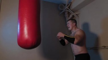 Erkek boksör antrenmandan önce kollarını esnetir..