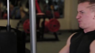 Güçlü atlet kaldırma egzersizini bir blokta yapıyor..