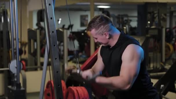 Professionell idrottare tåg triceps på blocket. — Stockvideo