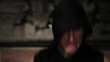 Atletik adam bodrumda iple antrenman yapıyor..