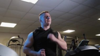 Koşu bandında profesyonel atlet eğitimi.