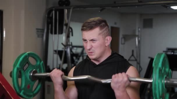 Athlète professionnel trains biceps haltère . — Video