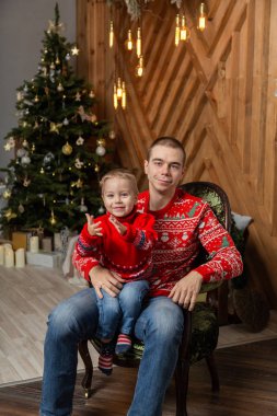 Yeni yıl dekorunda oğlu olan mutlu bir adam. Mutlu Noeller 2020.