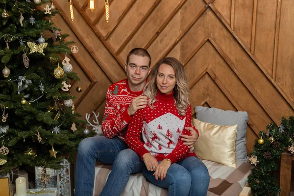 Vackra glada par förälskade i juldekoren för julafton. Glad God Jul 2020. — Stockfoto