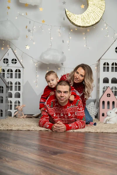 Bela família feliz de três em uma decoração de Ano Novo. Feliz Feliz Natal 2020 . — Fotografia de Stock